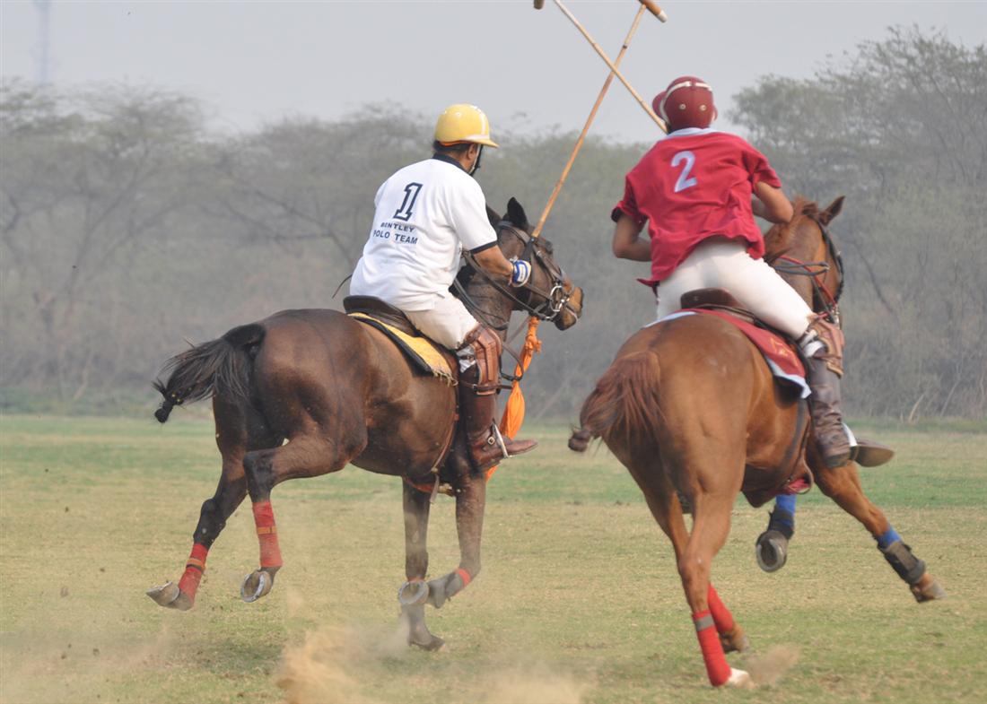 Bentleys IJ Singh L battles with Dafedar Jasmer Singh of The Presidents Bodyguard